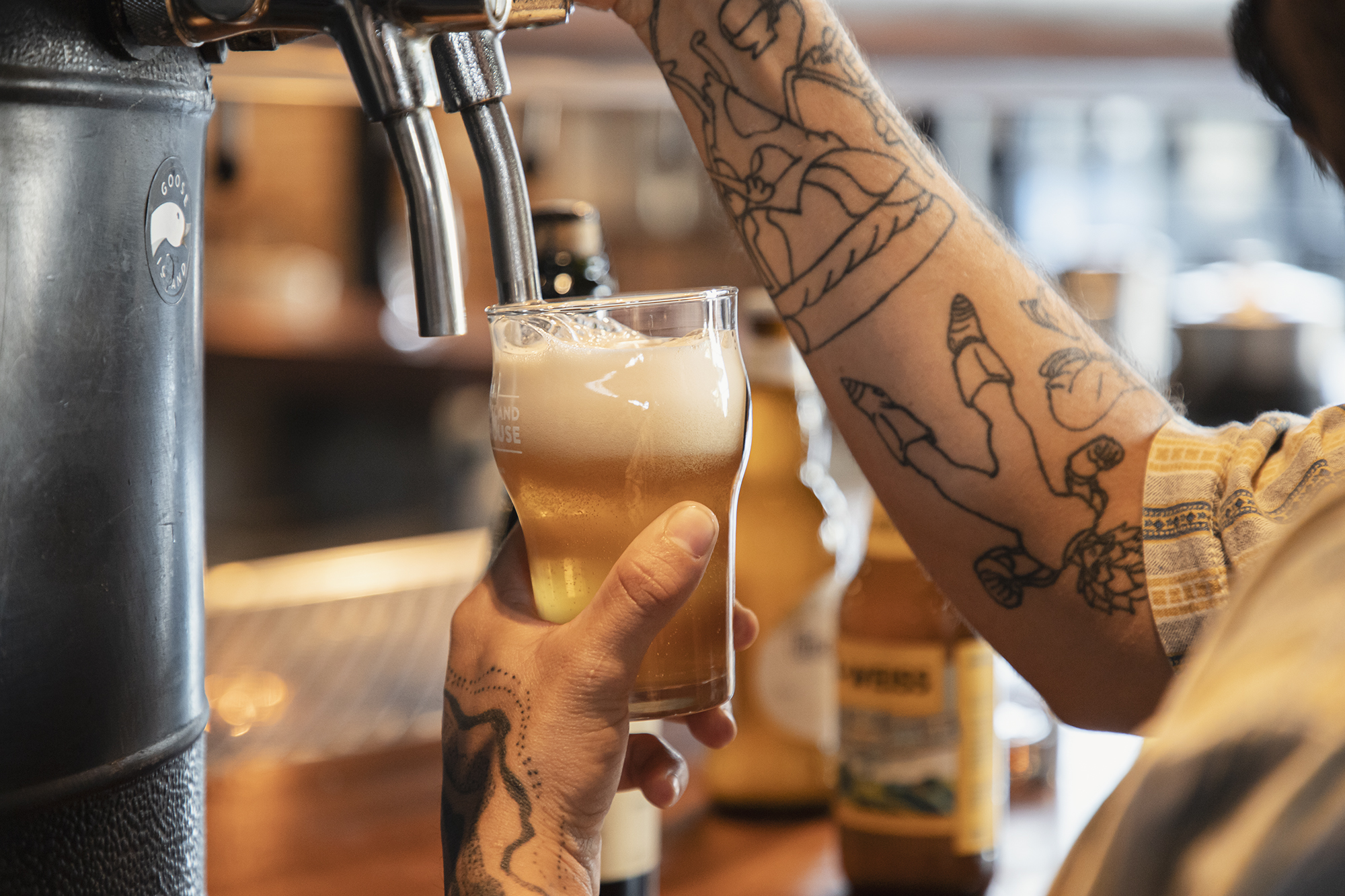 Academia da Cerveja, da Ambev, e escolas cervejeiras oferecem formação gratuita para trabalhar no mercado de serviço de bares e restaurantes