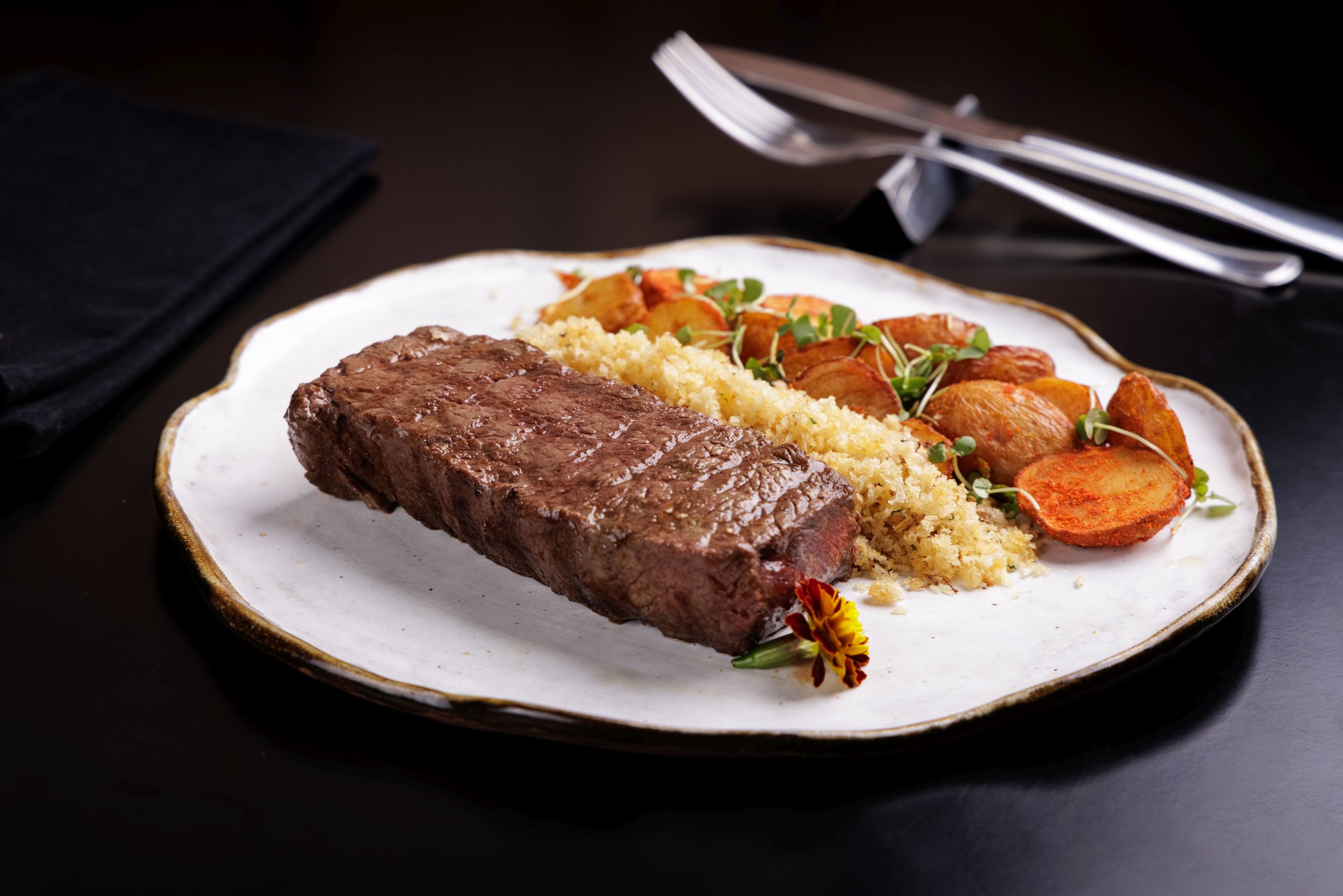 Denver Steak com batata e farofa do Marcondes Cozinha Autoral