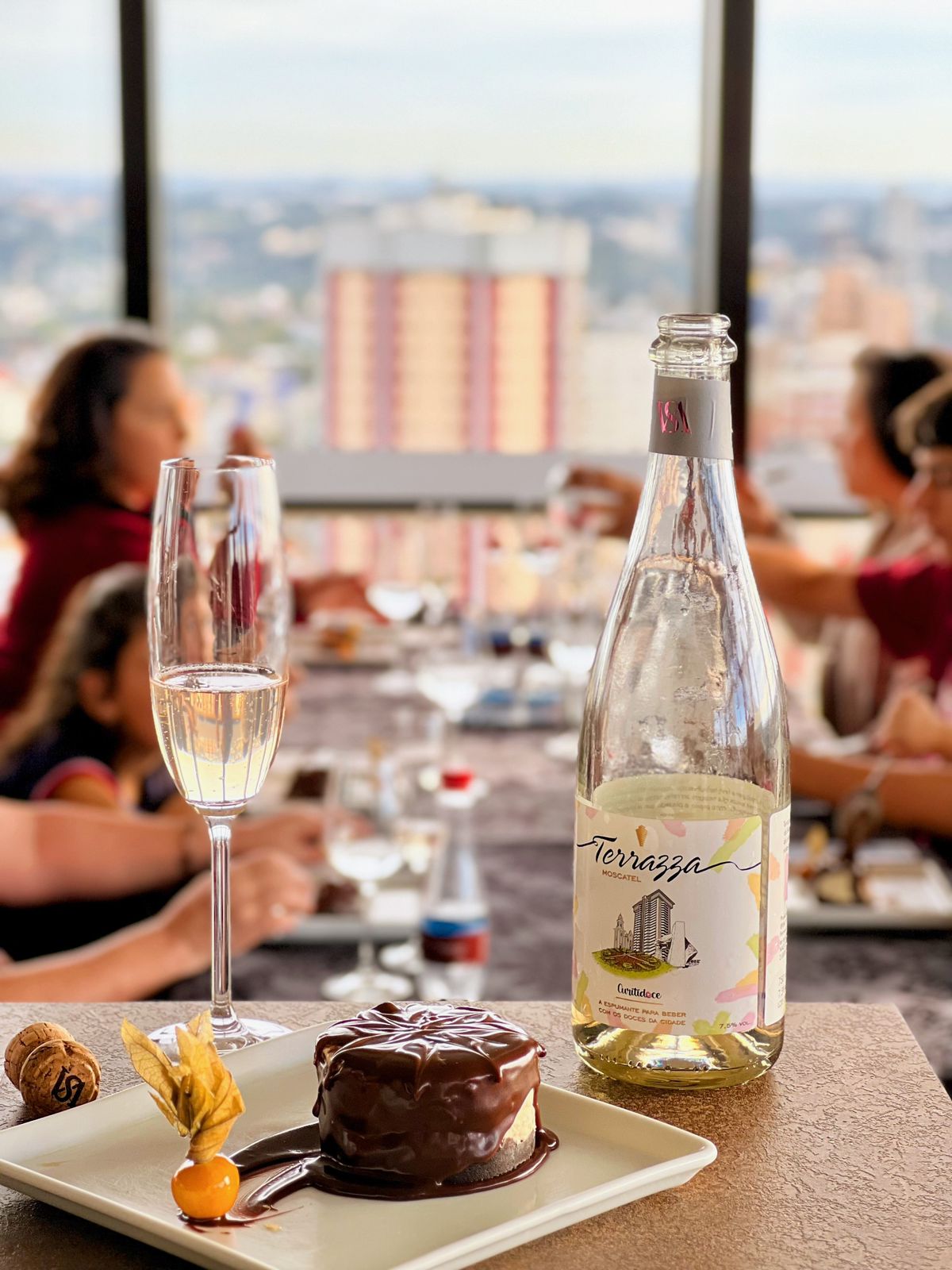 O tour gastronômico mais doce de Curitiba e o único restaurante panorâmico da cidade estão trazendo uma novidade para o mundo dos vinhos: