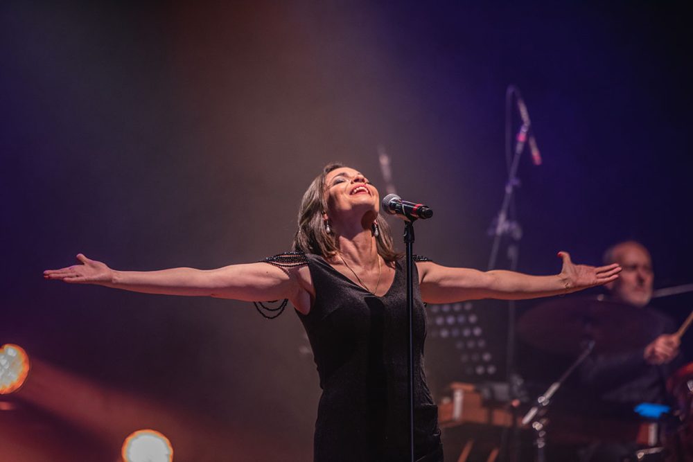 Anne Carrere canta Piaf no Positivo