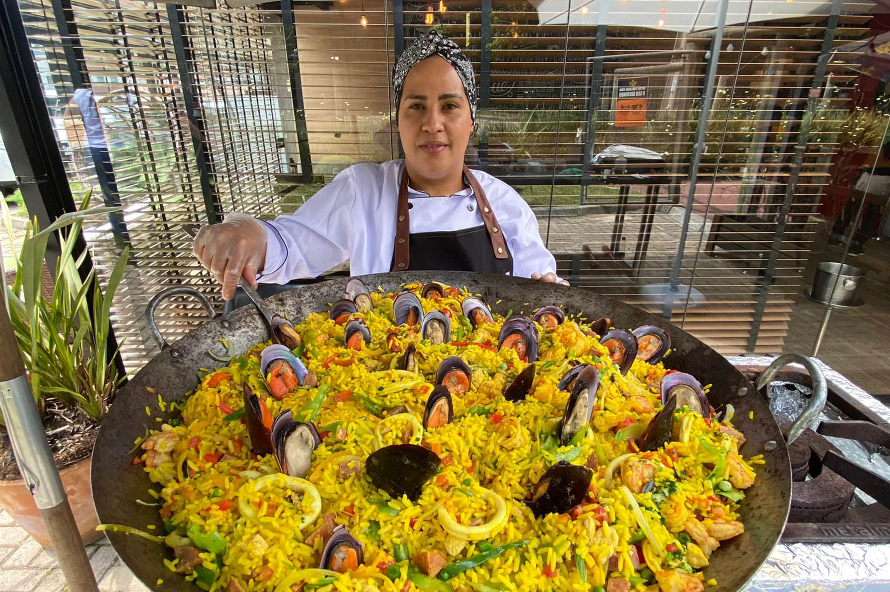 Aula show gratuita na Mercadoteca ensina a fazer paella