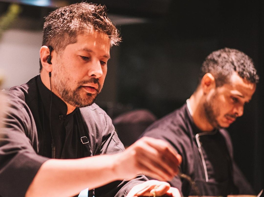 Emy by Kazuo promove o primeiro Chef’s in the House Lucas Amaral e Kazuo Harada convidam o chef Félix Sanchez para um jantar a seis mãos