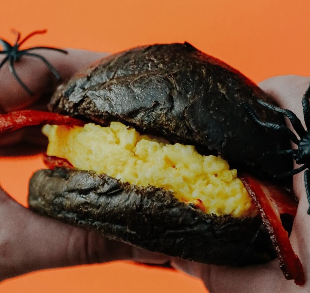 Pão preto e sobremesas coloridas brincam com Dia das Bruxas no American Breakfast.co