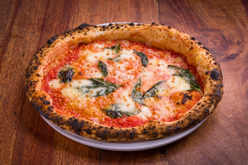 Feita ao estilo de Nápoles, terra natal da pizza, a receita da moda tem massa mais leve, bordas altas e crocantes, discos abertos a mão