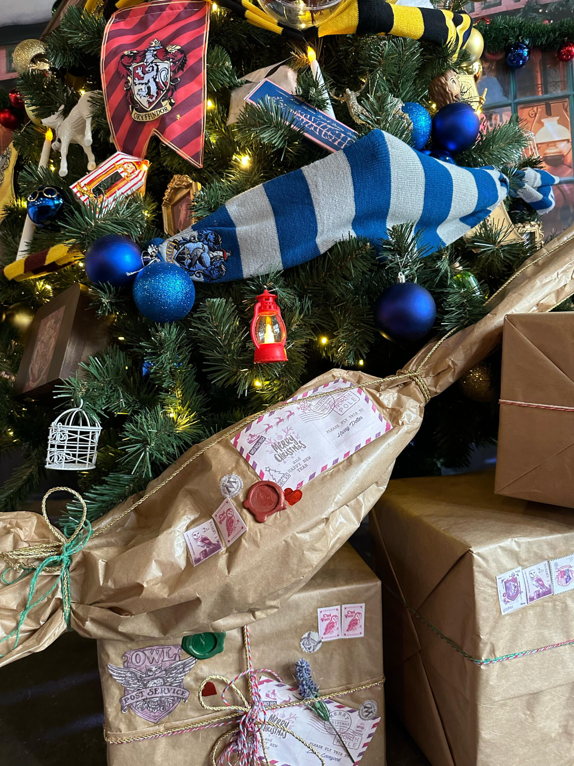 Happy Christmas, Harry! O Chelsea está com uma árvore de Natal inspirada em Harry Potter. Afinal, a época mais mágica do ano
