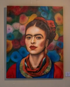 20 artistas exploram a essência de Frida em uma odisseia cromática fascinante que apresenta criações artísticas diferentes