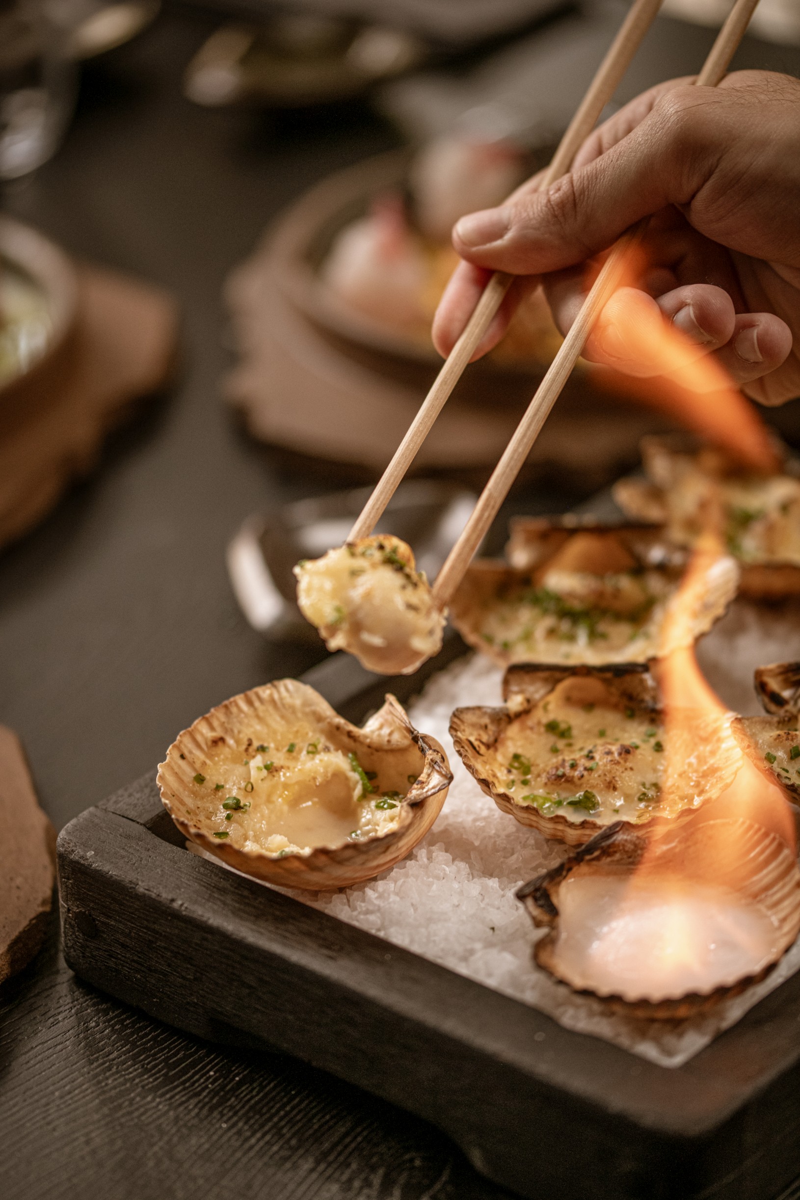 Vieiras defumadas ou como carpaccio: inovação realça sabor do molusco no Nuu Nikkei