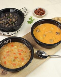 Com as temperaturas ficando mais amenas, a TASTY acaba de lançar três opções de sopas no cardápio, disponíveis a qualquer hora do dia