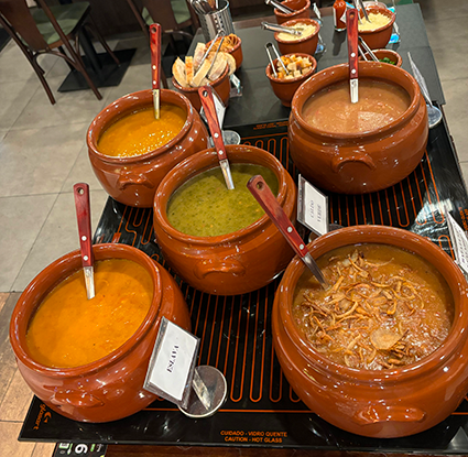 A casa agora tem uma programação especial para o jantar de domingo: buffet de sopas e open de vinhos – ambos servidos à vontade.