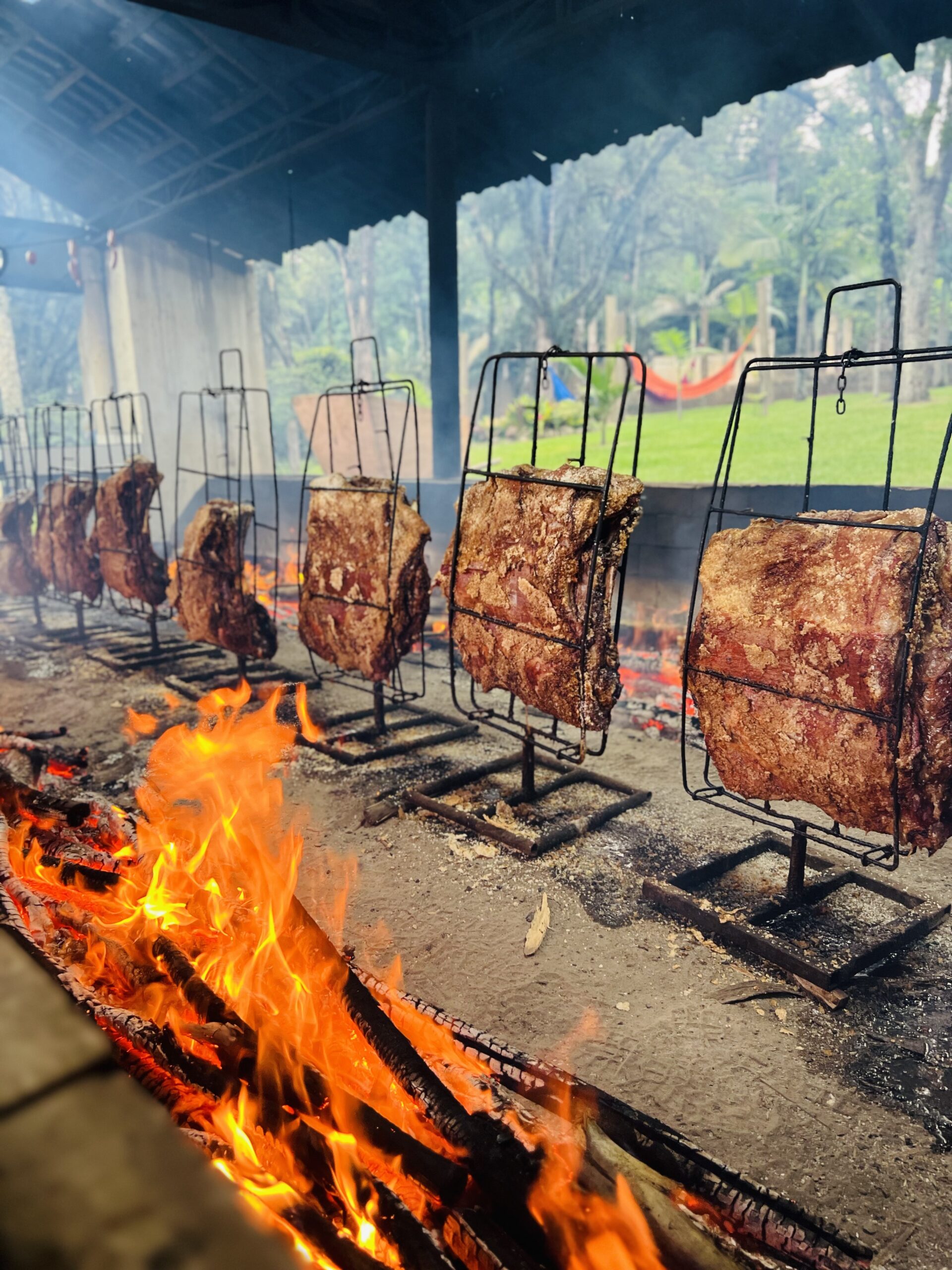 Dia dos Pais na Chácara das Vaquinhas terá costela no fogo de chão e carneiro no buraco