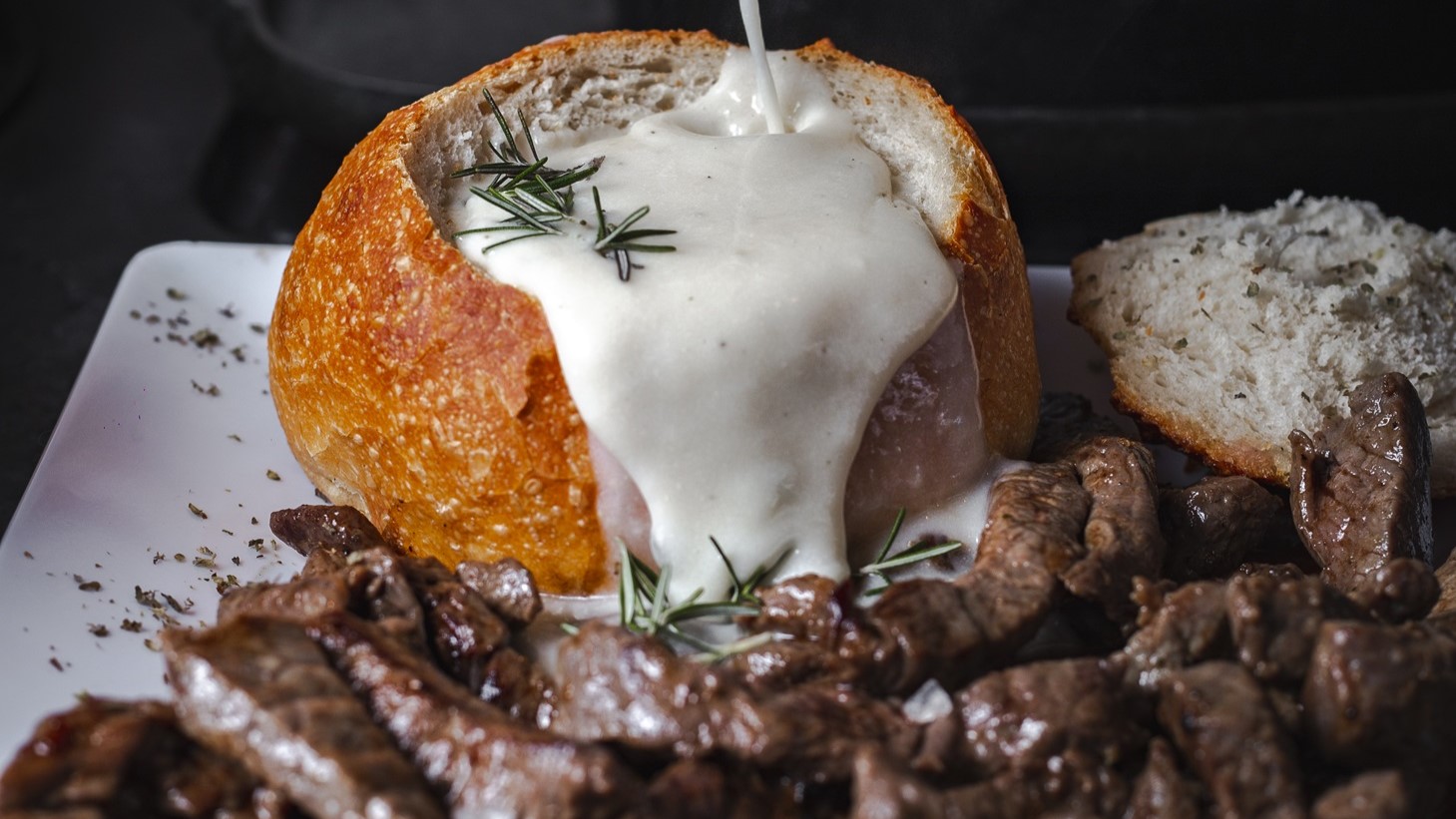 Bar Quermesse criou uma versão diferente da tradicional iguaria suíça, batizada como Mignon Chic, um fondue no pão italiano com tiras de carne grelhada