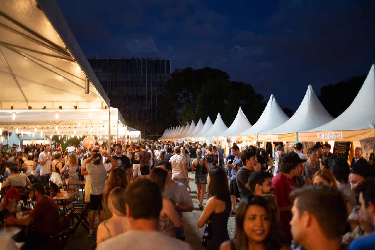 Com entrada gratuita, maior festival de cerveja artesanal do Paraná ocorre neste fim de semana com mais de 200 rótulos, shows, gastronomia e atividades para as crianças