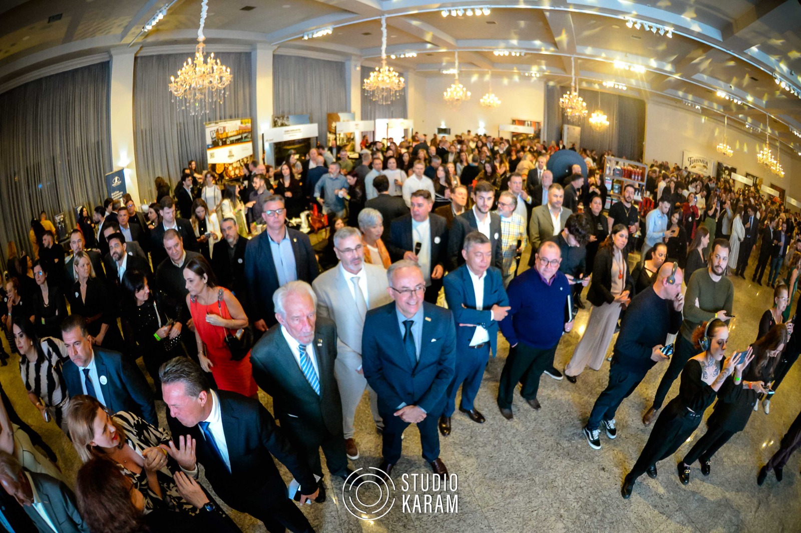 Uma grande festa reuniu mais de 700 pessoas para a entrega do 1º Prêmio Destaque Abrasel & TOPVIEW a 22 empresários da gastronomia paranaense