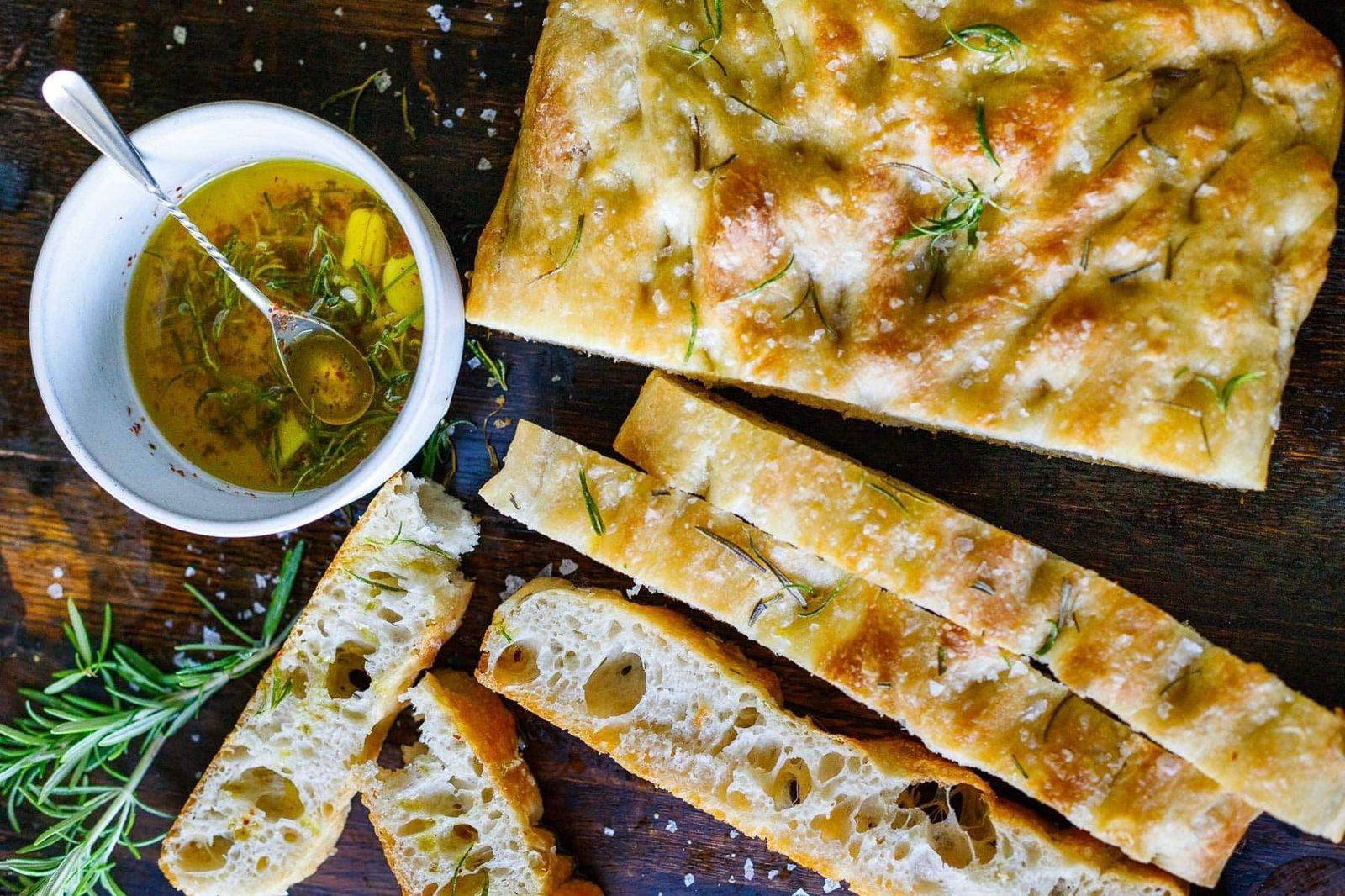 Chef curitibano compartilha receita de focaccia caseira com alecrim