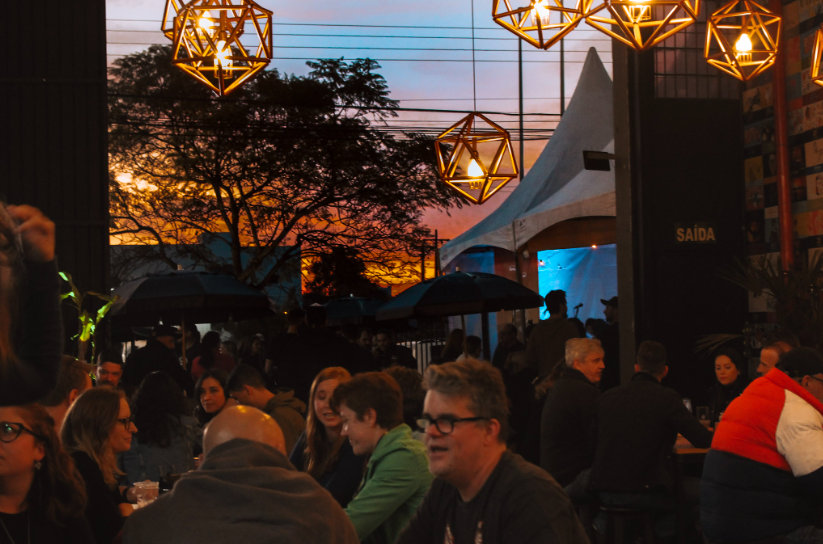 Curitiba, um dos principais centros cervejeiros do Brasil, a premiada cervejaria Joy Project Brewing se destaca com seus rótulos originais