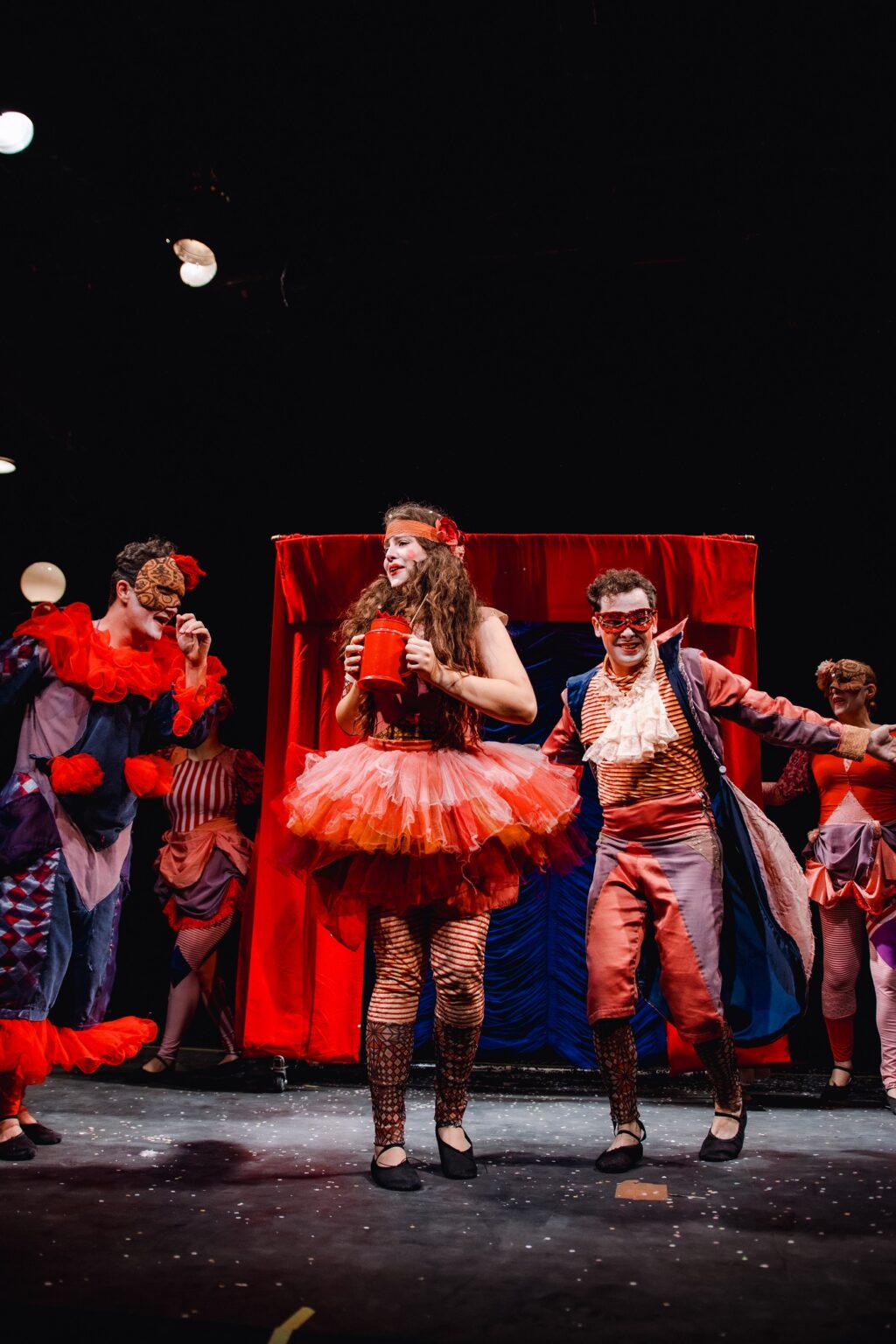 Festival infantil de teatro apresenta peças gratuitas a crianças da rede pública em Curitiba