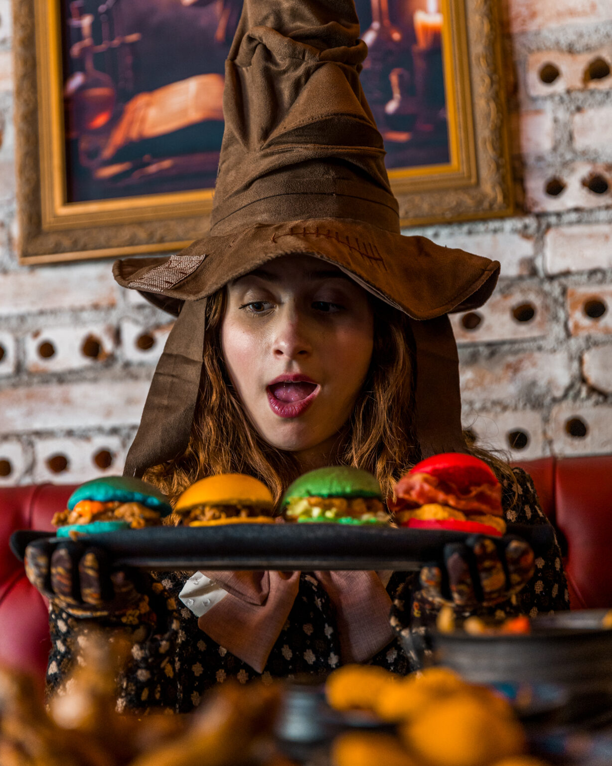 Estação Chelsea lança sequência à vontade de mini burgers com porções, sobremesas e muita magia A partir do dia 13 de maio, a Estação Chelsea — restaurante temático de Curitiba inspirado no universo da magia