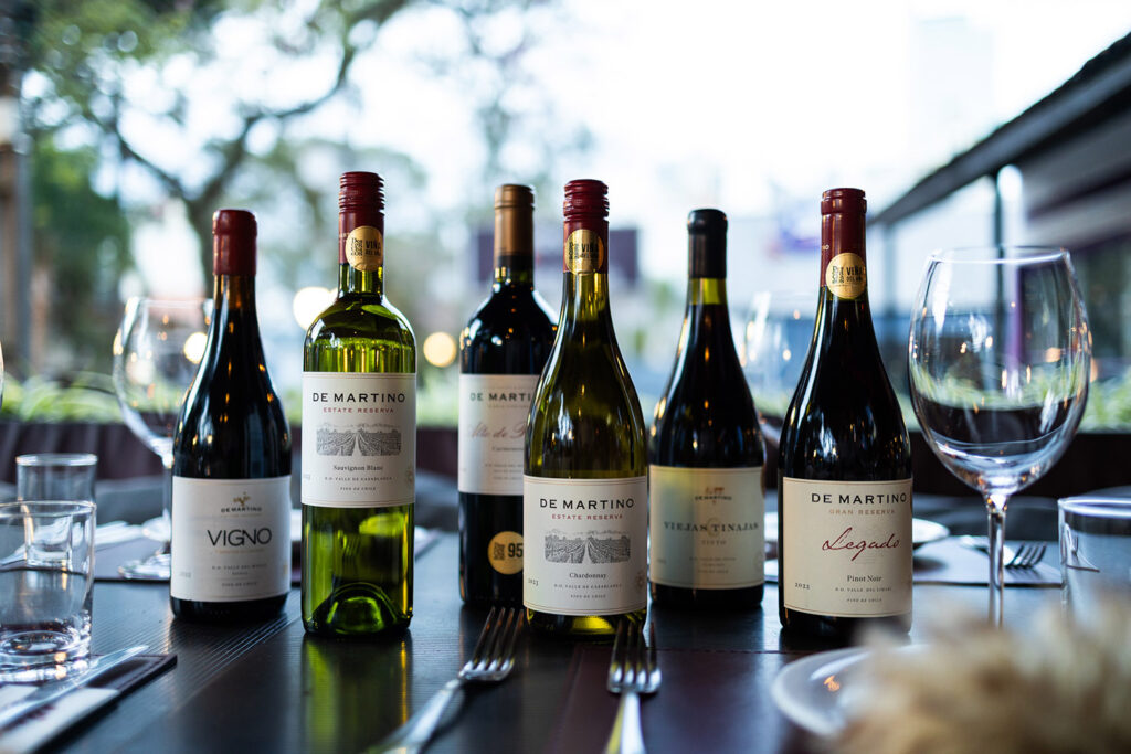 Um dos destaques da produção sul-americana de vinhos, a vinícola chilena De Martino apresenta alguns de seus rótulos mais emblemáticos numa degustação harmonizada no Vino! Batel