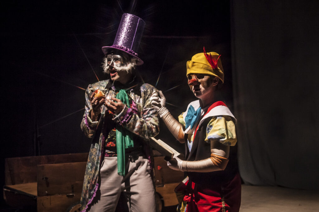 Releitura regionalizada do clássico literário ganha vida com ritmos de fandango e viola caipira por meio da companhia de teatro Cia Abração