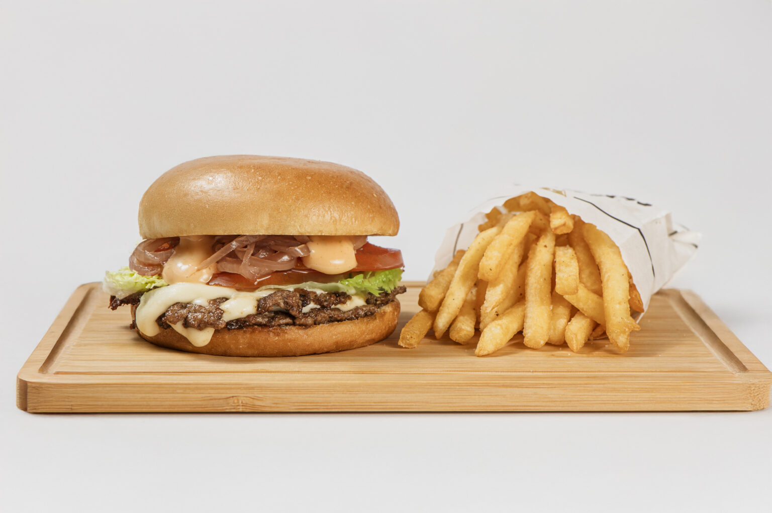 Três Gordos celebra 5 anos com novo sabor de burger no cardápio O mês de maio traz uma novidade super especial para a Três Gordos, marca de Ultra Smash Burgers.