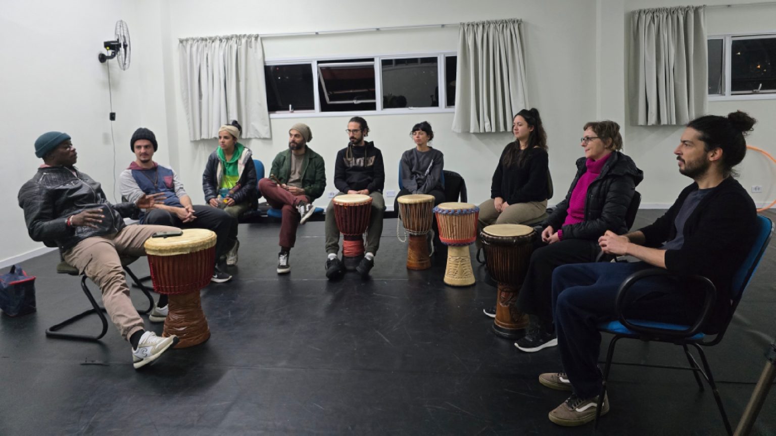 Percussão Mandengue para universidade no Paraná Classes de dança e percussão acontecem gratuitamente e aberto à toda a comunidade