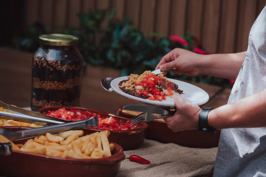 Arraiá dos Artistas esquenta pré-feriado do Wit