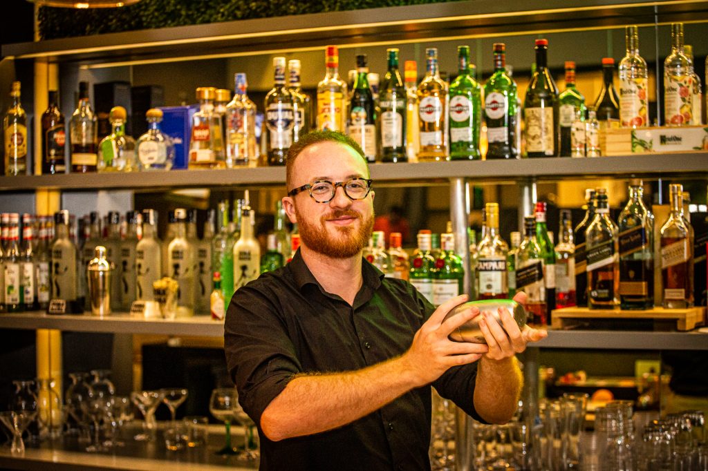 Five Lounge aposta em drinks autorais com assinatura do melhor bartender do Brasil