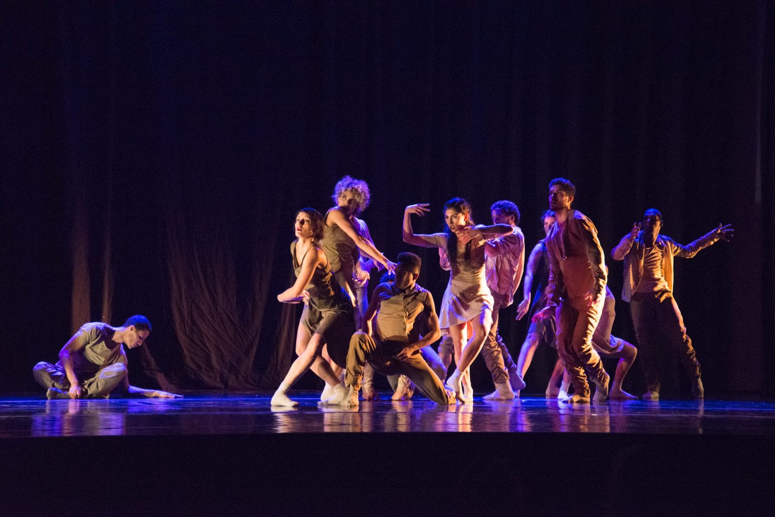 Curitiba Cia de Dança apresenta três de seus aclamados espetáculos de forma gratuita em comemoração aos seus 10 anos de trajetória Curitiba Cia de Dança apresenta três de seus aclamados espetáculos de forma gratuita em comemoração aos seus 10 anos de trajetória