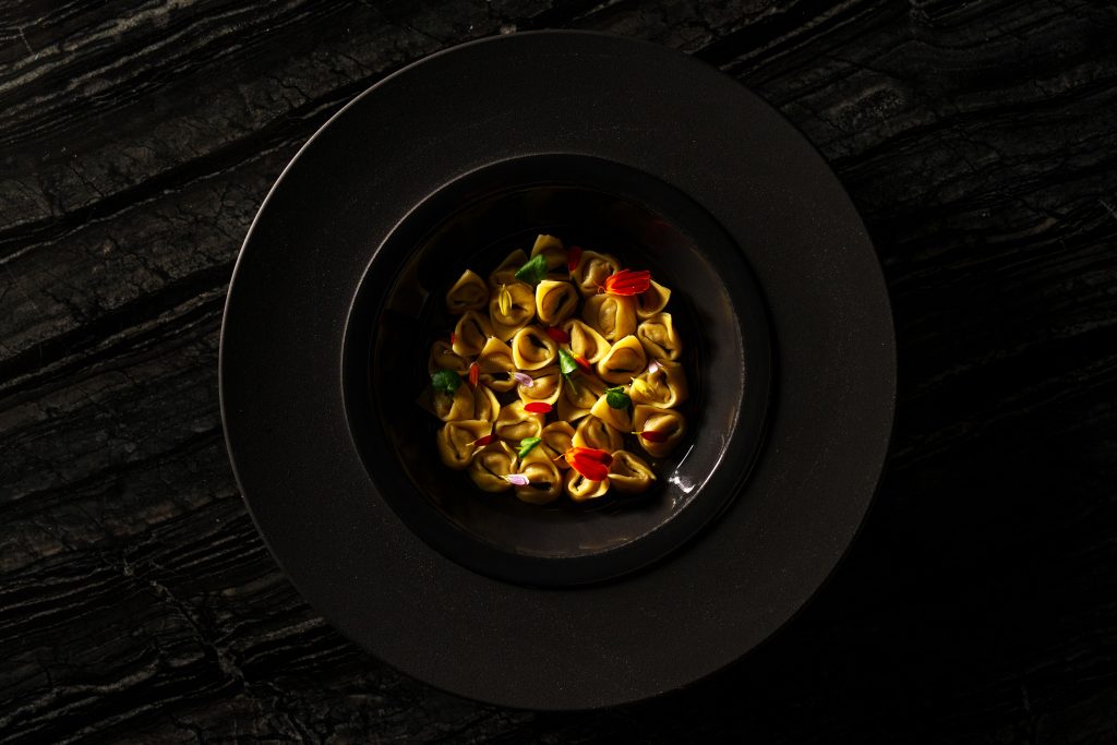 A grande protagonista da estação será a codorna, ingrediente clássico da gastronomia francesa, que ganha seis preparações distintas nas mãos do chef Felipe Miyake
