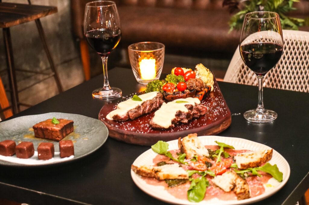 Para os casais apaixonados que compartilham o amor por um bom churrasco, o Bar do Açougueiro preparou uma noite especial