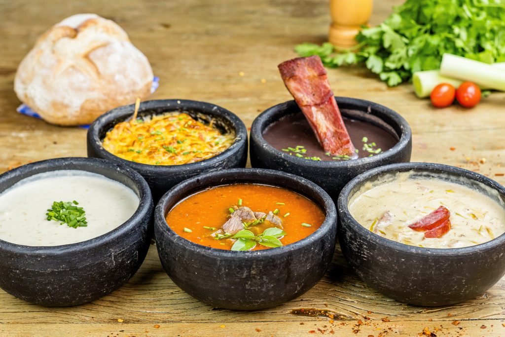 Com pratos típicos alemães, caldos da Oma, vinho quente e sobremesas de afeto, o restaurante transforma o inverno em uma experiência gastronômica acolhedora e cheia de sabor