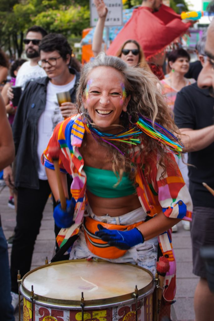 Evento gratuito marca a contagem regressiva para o festival que transforma a rua mais antiga da cidade em palco de afeto, arte e resistência urbana