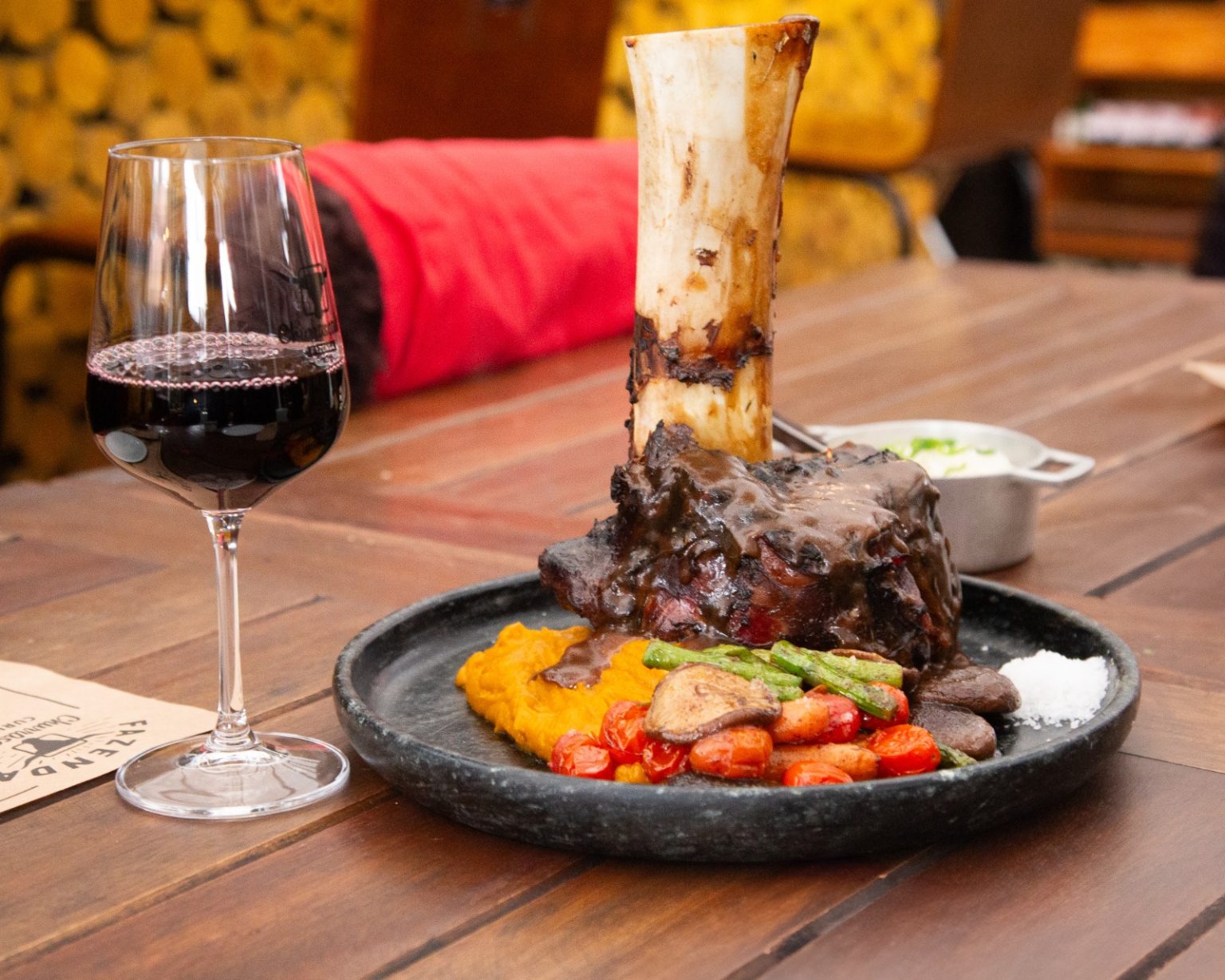 Prato de inverno: Fazenda Churrascada apresenta stinco bovino defumado e marinado em vinho tinto