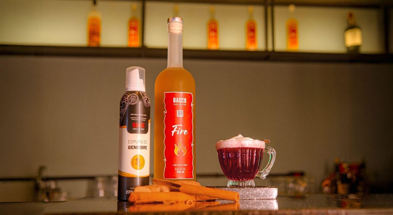 Até 31 de julho, ação da Bacco Destilados convida o público a experimentar o licor Fire em drinks autorais e quentões em bares, adegas e restaurantes da capital