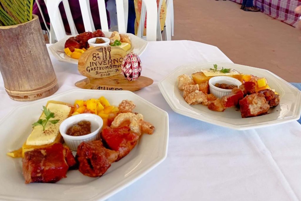 A Feira Sabores do Paraná será aberta oficialmente nesta quinta-feira (21), às 14h, no Centro de Eventos Positivo, no Parque Barigui, em Curitiba, com a presença do secretário estadual da Agricultura e do Abastecimento, Marcio Nunes. A partir das 16h, a feira estará aberta ao público. O evento tem como propósito dar visibilidade às agroindústrias familiares, que representam 75% dos empreendimentos rurais do Estado. Nesta edição, cerca de 120 agroindústrias familiares paranaenses irão expor seus produtos. A expectativa é receber mais de 50 mil visitantes durante os quatro dias de feira, que acontece de quinta-feira (21) a domingo (24). Serviço Feira Sabores do Paraná Data: 21 de agosto, quinta-feira. Horário: 14h Local: Centro de Eventos Positivo – Parque Barigui (Alameda Ecológica Burle Marx, 2518 – Santo Inácio, Curitiba).