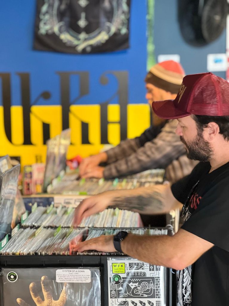 Evento gratuito no UKRA Bar reúne raridades em vinil, chopp artesanal e clima descontraído