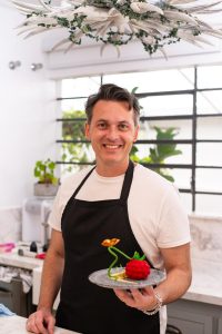 Chef Johnlee, da Délices de Sucre, está na nova temporada do MasterChef Confeitaria