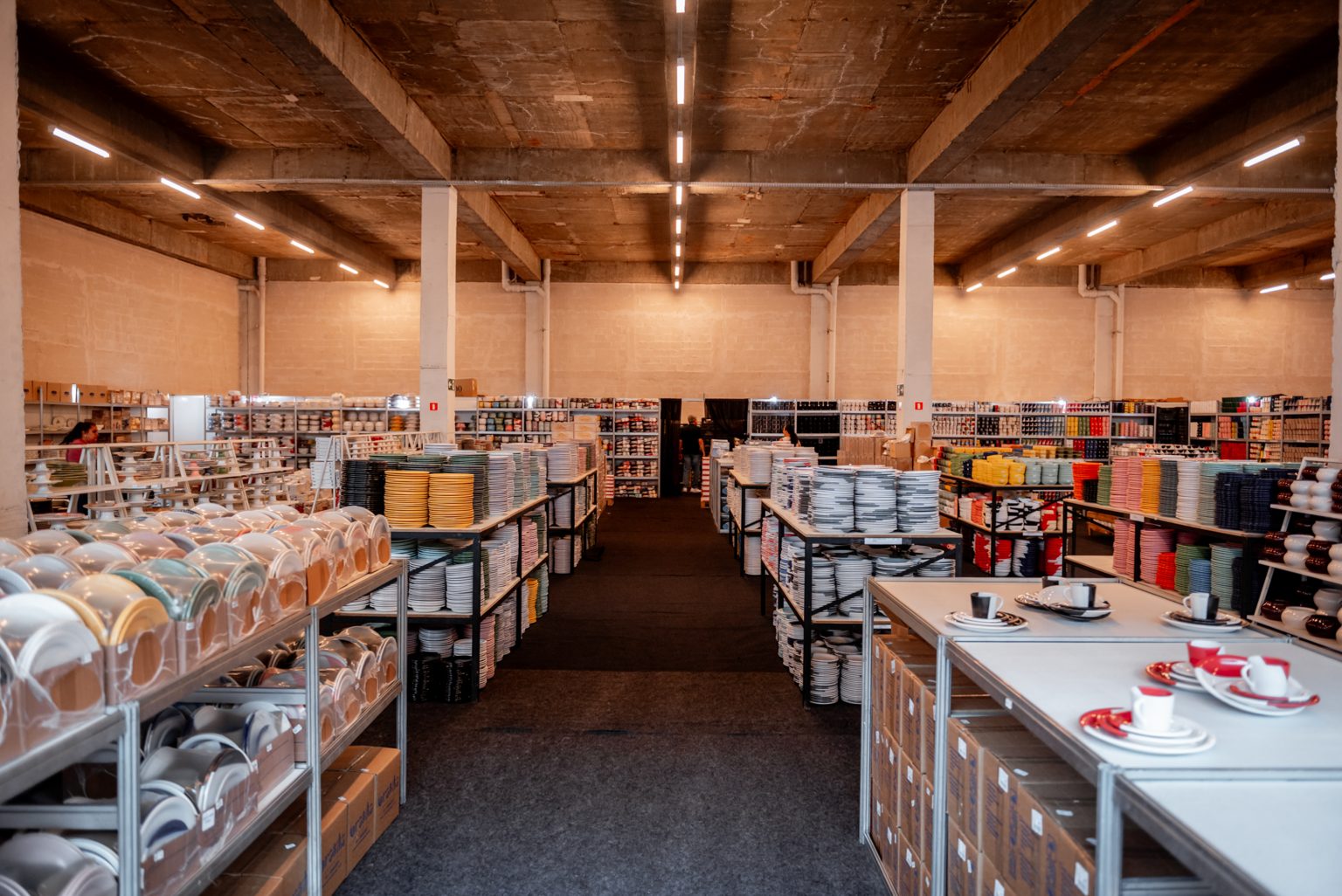 Feira da Louça atrai mais de 100 mil visitantes nos primeiros dias e continua com preços imperdíveis