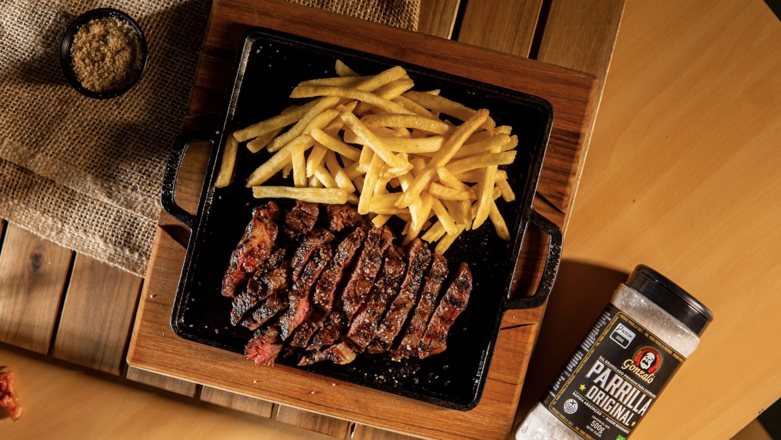 Restaurante destaca a parrilla como experiência gastronômica em Curitiba