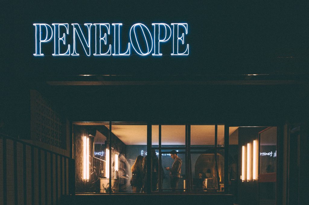 Bar temático de Curitiba transmite episódio final da 3ª temporada de “O Verão que Mudou Minha Vida”