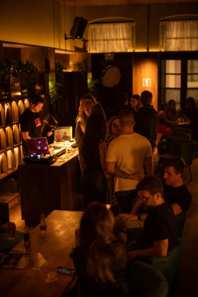 Além do Sabor: Como a Música Eleva a Experiência e Aumenta o Faturamento na Gastronomia Musica em bares vendem mais
