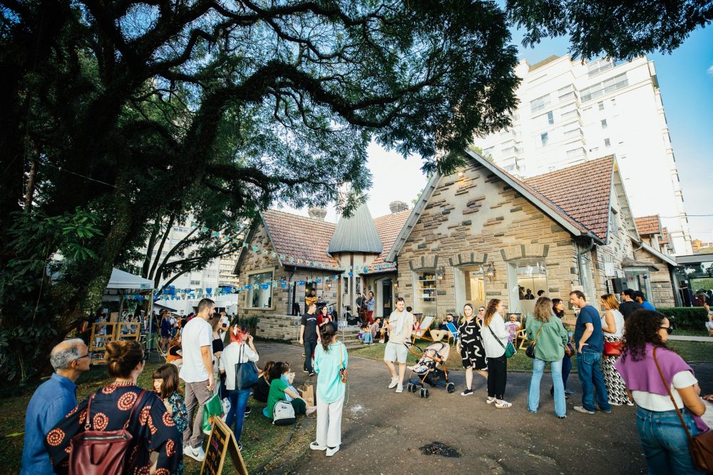 Sábado de yoga, música e café especial no coração do Batel