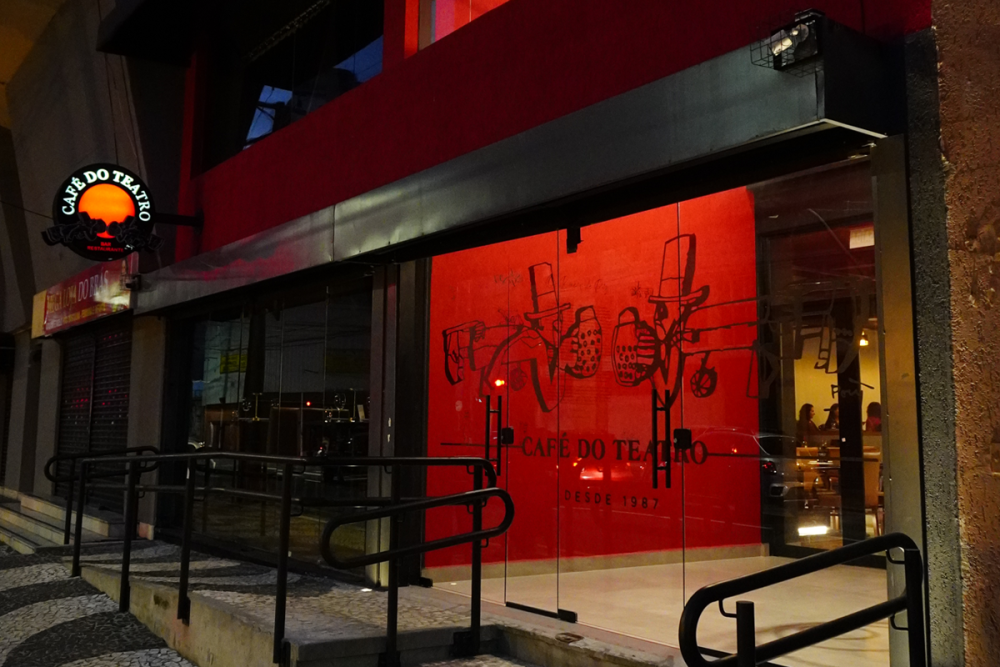 Café do Teatro lança Open Wine às terças-feiras em Curitiba O Café do Teatro, localizado na Rua XV de Novembro, 1037, no coração de Curitiba, apresenta uma nova experiência para os apreciadores de vinho: o Open Wine, realizado todas as terças-feiras, das 18h às 21h. A proposta convida o público a desfrutar de uma seleção de vinhos brancos, rosés e tintos em um ambiente que une gastronomia e cultura. Reconhecido por sua atmosfera inspirada no universo teatral, o Café do Teatro funciona de terça a domingo, das 18h à meia-noite, e se destaca como uma opção diferenciada para quem busca experiências completas em torno da arte e da boa mesa. O cardápio da casa traz como destaque o rodízio de pizzas artesanais, servido a R$ 59, que combina sabores clássicos, criações autorais e opções veganas. As receitas levam a assinatura do chef Adriano Sadowik, que possui 23 anos de trajetória na gastronomia. A experiência é complementada por uma carta de vinhos, cervejas artesanais e drinks exclusivos, inspirados em grandes obras teatrais. O empreendimento é comandado pelos sócios Ricardo Rached e Adriano Sadowik, que idealizaram o espaço com o propósito de aproximar o público da cultura por meio da gastronomia. Serviço Café do Teatro Endereço: Rua XV de Novembro, 1037 – Centro, Curitiba Funcionamento: Terça a domingo, das 18h à meia-noite Open Wine: Todas as terças, das 18h às 21h Foto: Arquivo Café do Teatro -- Atenciosamente,