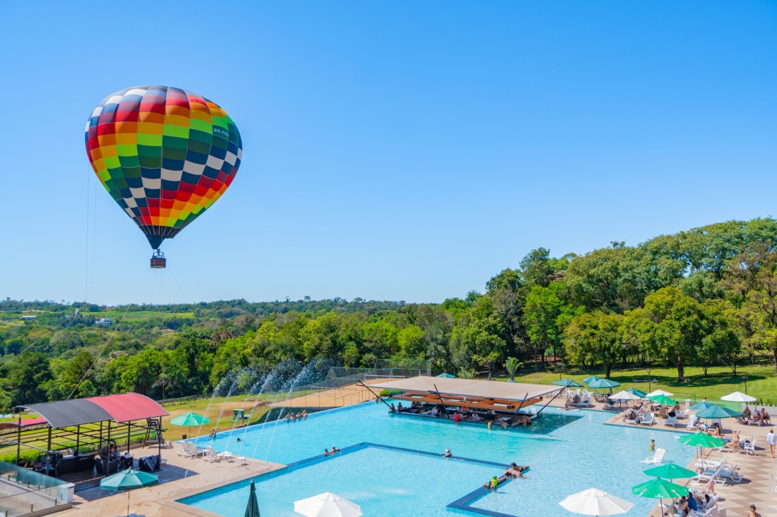 Eco Cataratas Resort oferece voo de balão cativo com vista panorâmica em Foz do Iguaçu