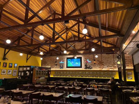 Restaurante Imperial, ícone do centro de Curitiba, celebra quase seis décadas de história e passa a abrir também no jantar