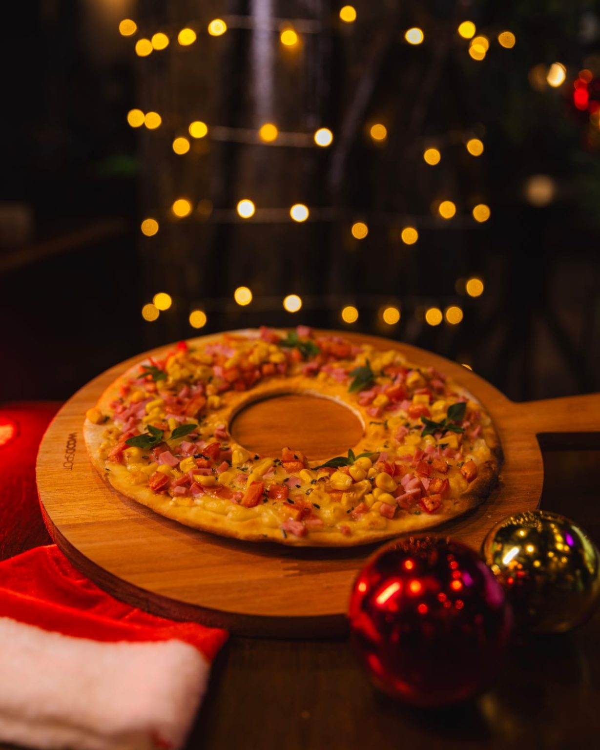 Natal no Beco Pizza & Magia presenteia clientes até 14 anos com varinha mágica