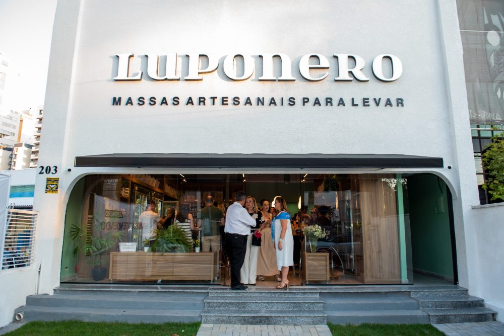 O Luponero acaba de abrir mais uma unidade em Curitiba, agora no Batel, consolidando a sua trajetória de sucesso, desde a inauguração do restaurante no bairro Juvevê, há quatro anos. O novo espaço é um empório de massas artesanais e molhos italianos, com foco em delivery e take away