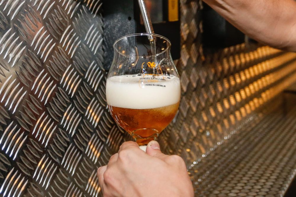 Super Bowl na cervejaria: Bodebrown tem evento especial para final da NFL O brinde em honra do vencedor do Super Bowl 2026 será com muita cerveja artesanal na Bodebrown. A premiada cervejaria curitibana abre suas portas especialmente neste domingo (8/2), a partir das 18h, com uma programação especial para a transmissão do jogo final da National Football League (