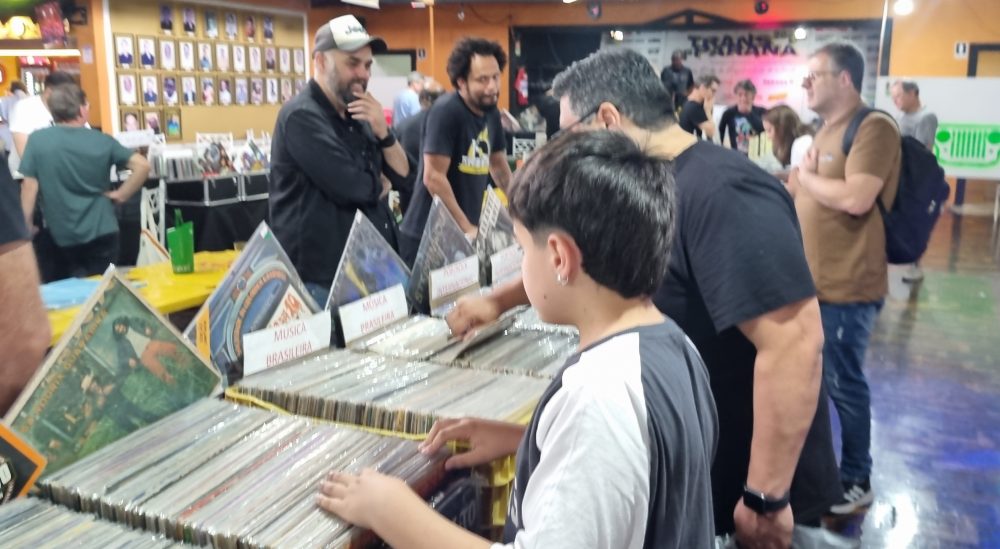 2ª Feira CWB Vinil Project recebe lançamento de disco da Relespública