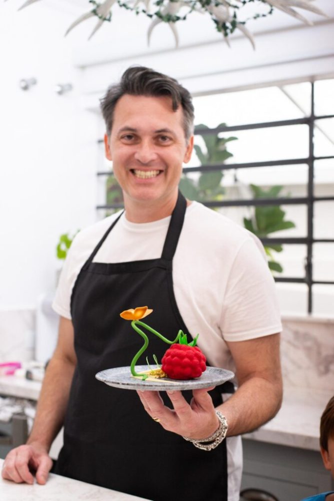 O chef confeiteiro Johnlee Francis Justino, à frente da confeitaria curitibana Délices de Sucre, será chef convidado da Escola de Confeitaria Diego Lozano para ministrar um curso intensivo entre os dias 3 e 5 de março, em São Paulo. A imersão acontece das 9h às 17h